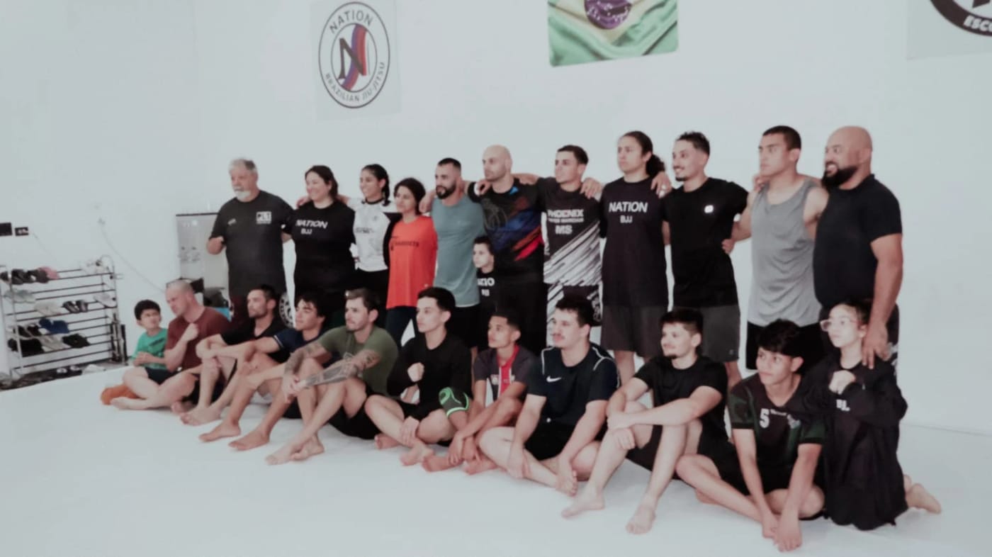 Turma do NoGi de sexta, de camiseta Nation BJJ, posando no tatame